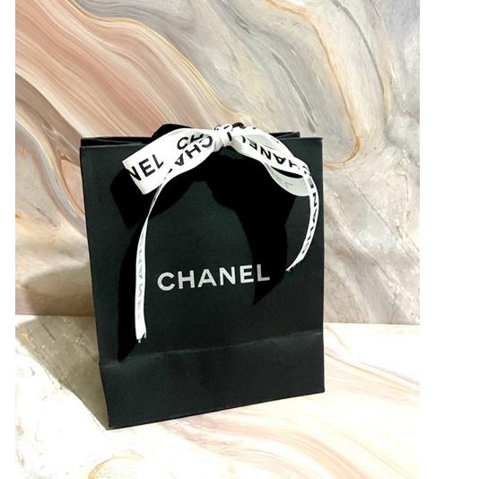 

Grosir Paper Bag Chanel Hitam Untuk Parfume Size Small Pembungkus Kado`