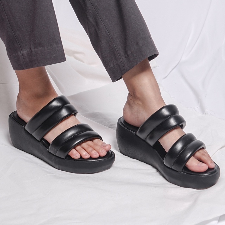 SARASARA YUK - GAIA Sandal Wanita Wedges Tinggi 5cm Size 36 - 40 Casual Sendal Cewek Platform 37 38 39 untuk Jalan Pergi Santai Slop Warna Black Hitam Putih White Selop Premium Original Sara Sara Kekinian Terbaru Shoes ORI Mall Official Store