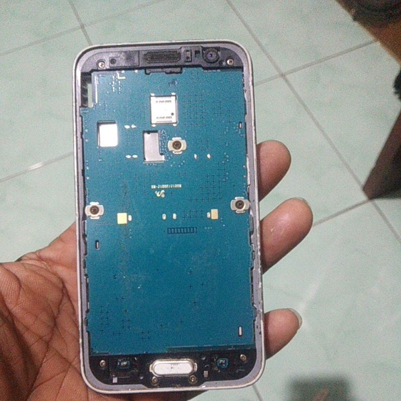 mesin hp samsung  j1 biasa normal masih nempel sama  tatakannya