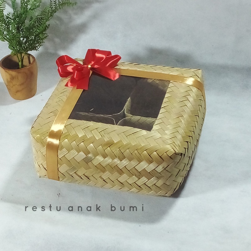

Besek 20cm Sekat 4 Mika Pita/seserahan/hantaran/nikah/makanan/telor asin/snack/sembako/pengajian/pesta/hajatan/hadiah/kado/natal/ulang tahun