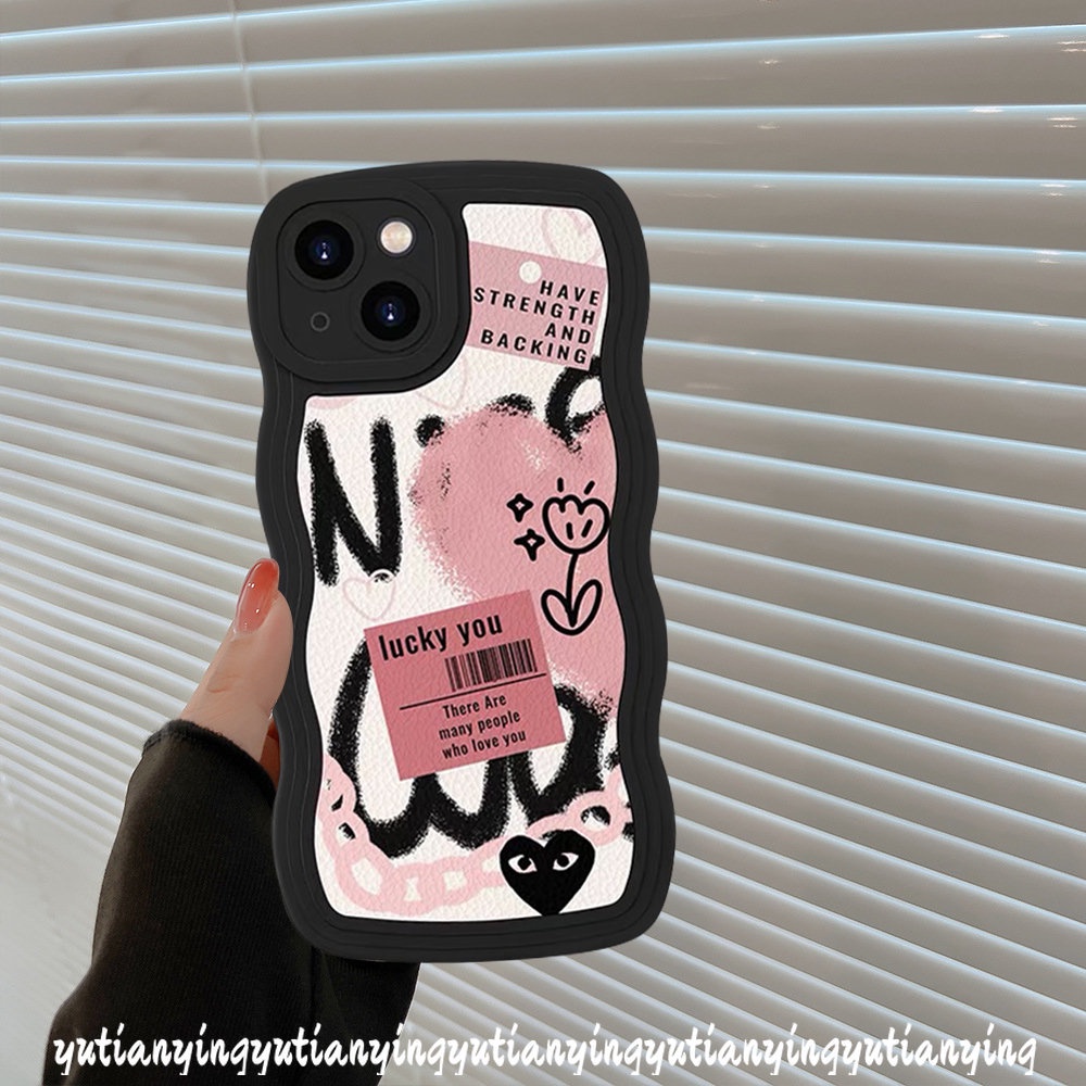 IPHONE Casing Hp Kompatibel Untuk Iphone7 8 Plus 11 12 14 13 Pro MAX XR 6 6s Plus 14plus X XS MAX SE Trendi Merek Comme des Garcons Kartun Grafiti Cinta Hati Lembut TPU Bergelombang Penutup Tepi