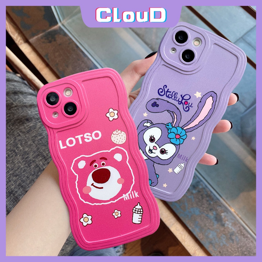 IPHONE Casing Ponsel Manyo Beruang Strawberry Lucu Kompatibel Untuk Iphone11 12 13 14 Pro Max 7Plus 6Plus XR X XS Max 6s 6 8 7 14 Plus SE 2020kartun Lovely StellaLou Wavy Edge Soft Tpu Cover