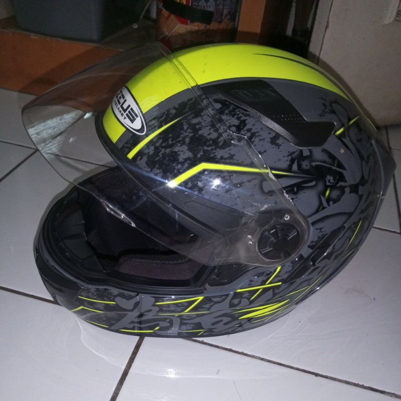 helm Zeus 813