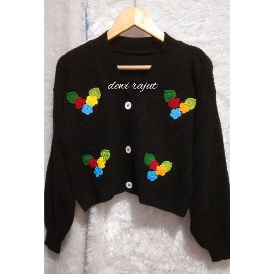 crop rajut motif bunga cardigan outer kancing putih  terbaru kekinian