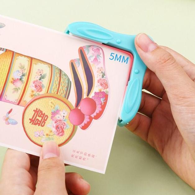 

Triple W Mini Corner Rounder 5mm Cutter Paper Pemotong Sudut Kertas