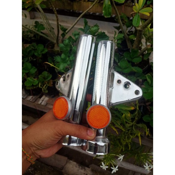 Kupingan kupingan lampu K5 Kupingan Dudukan lampu depan k5  model ori as 31 & 33 Cb100 GL100 Model o
