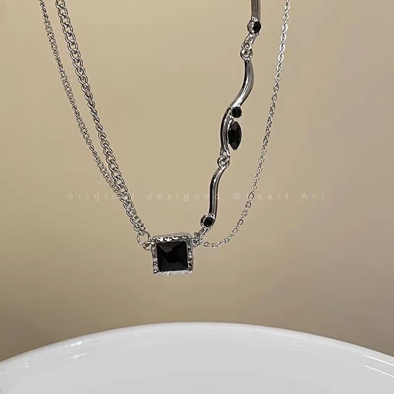 Kalung Choker Multilayer Bentuk Kotak Aksen Kristal Warna Hitam Gaya Hip Hop Untuk Wanita