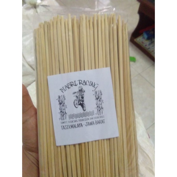 Tusuk sosis bambu runcing bersih