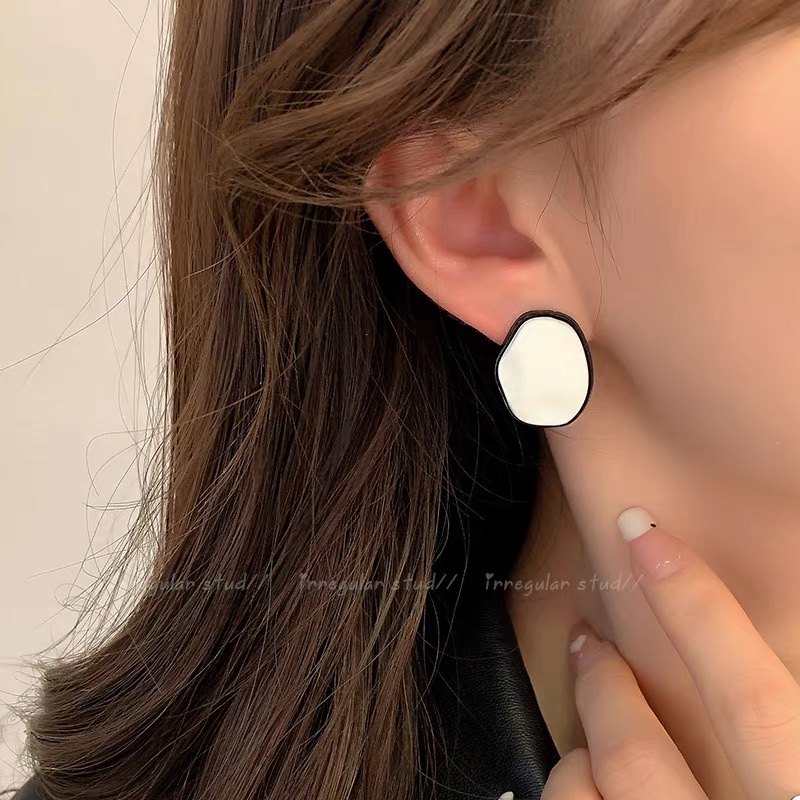 Retro Temperamen Perancis Anting Fashion Wanita Indah Anting Cahaya Mewah Mutiara Anting Serbaguna