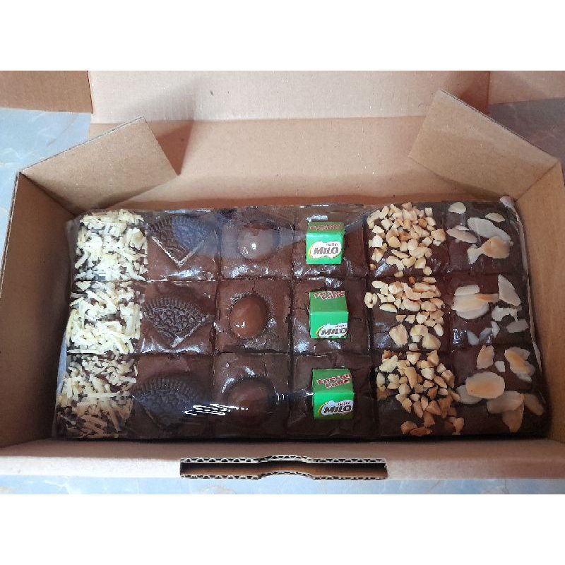 

Fudgy Brownies Shiny Crust Sekat 18 ( Small )