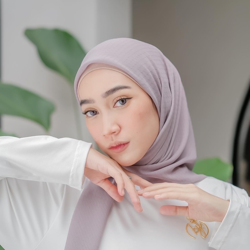 Koyu Hijab Segiempat Viney Jepang Honey Bee Square