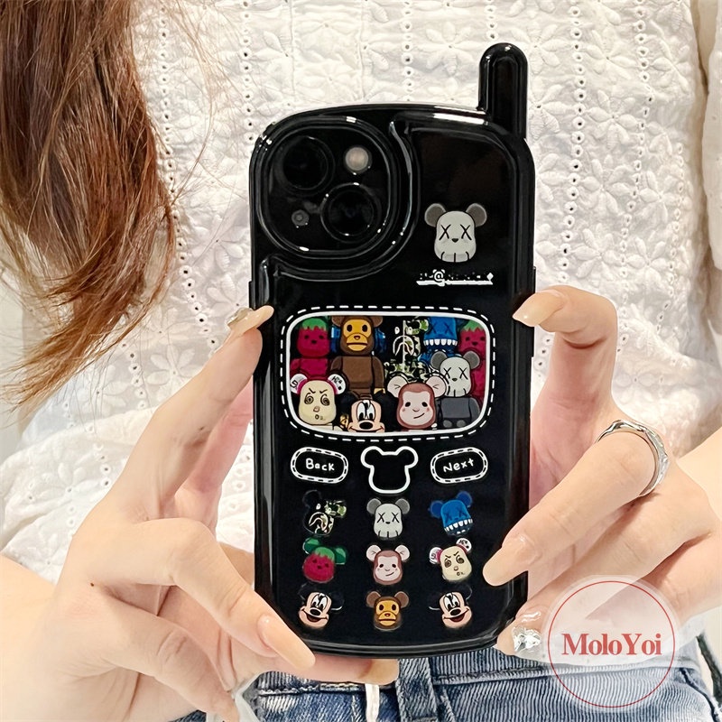 IPHONE Casing Beruang Kekerasan Merek Trendi Kompatibel Untuk Iphone11 12 13 14 Pro MAX XR 14 7 8 Plus X XS MAX Retro Vintage Kepribadian Ponsel Bentuk Ponsel Bantal Udara Soft Cover