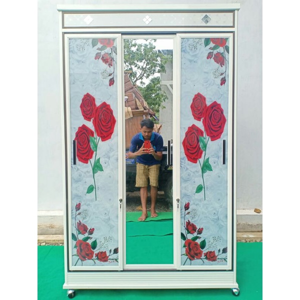 Lemari sleding pintu3/Lemari pakaian pintu3 motif cantik cantik terbuat dari aluminium dan kaca di l