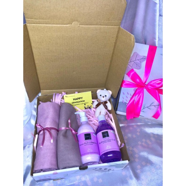 REAL PICT SCARLETT - HAMPERS GIFT BOX TAS  CEWEK / KADO CEWEK / HAMPERS CEWEK / KADO WISUDA / KADO ANIVERSARRY / KADO ULANG TAHUN / KADO PACAR / JILBAB  / JAM TANGAN Hampers scarlett scarlett body lotion