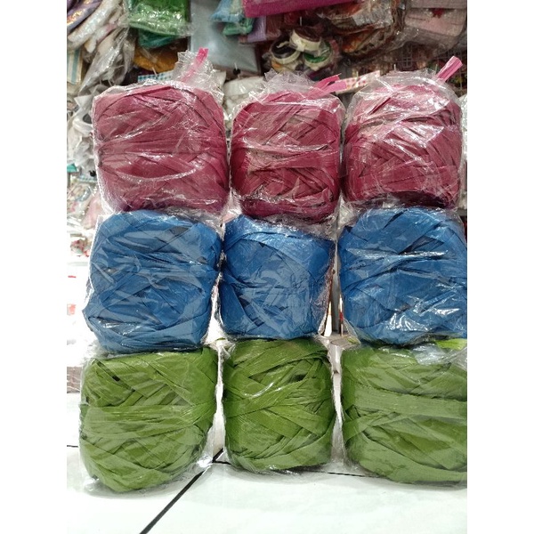 

TALI RAFIA GULUNG ROLL ROLL AN IKAT KARDUS DLL CALLUELLA SHOP LUMAJANG