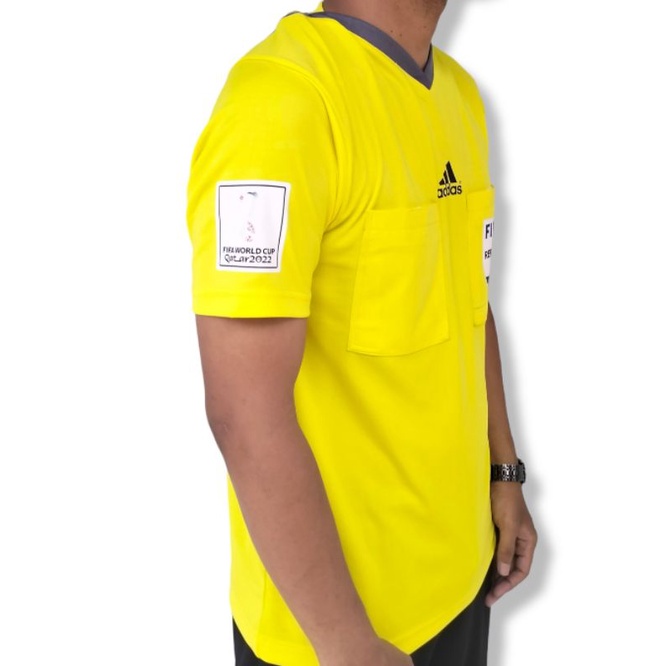 BAJU WASIT ADIDAS PIALA DUNIA 2022 ( LOGO : SAKU FIFA REFEREE 2022, KANAN FIFA WORLD CUP QATAR 2022, KIRI FOOTBALL UNITES )