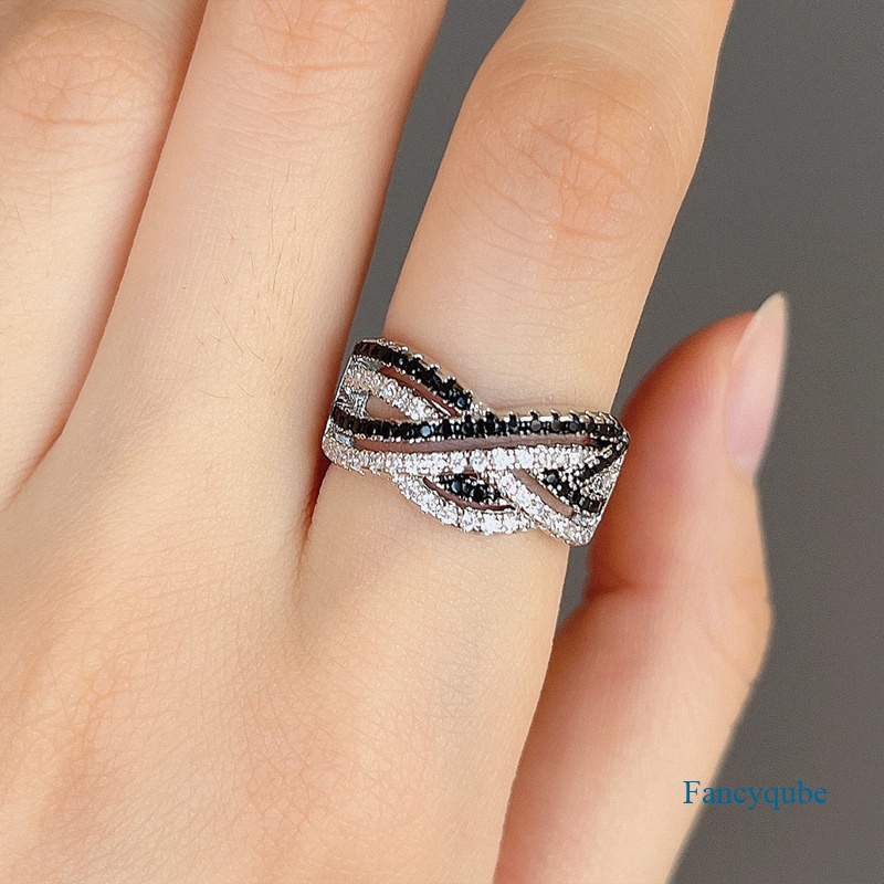 Cincin Jari Wanita Desain Garis Twist Hitam Putih Kreatif Untuk Pesta Pakaian Sehari-Hari Fashion Perhiasan Serbaguna