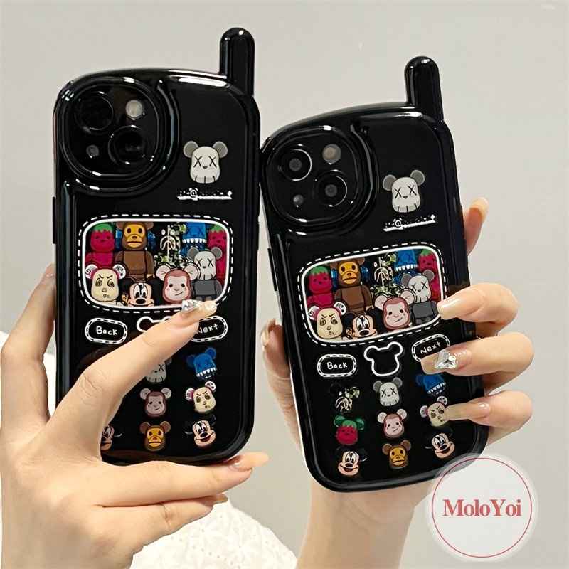 IPHONE Casing Beruang Kekerasan Merek Trendi Kompatibel Untuk Iphone11 12 13 14 Pro MAX XR 14 7 8 Plus X XS MAX Retro Vintage Kepribadian Ponsel Bentuk Ponsel Bantal Udara Soft Cover