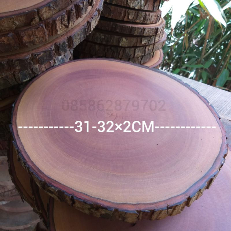 Potongan kayu mahoni sudah di varnish