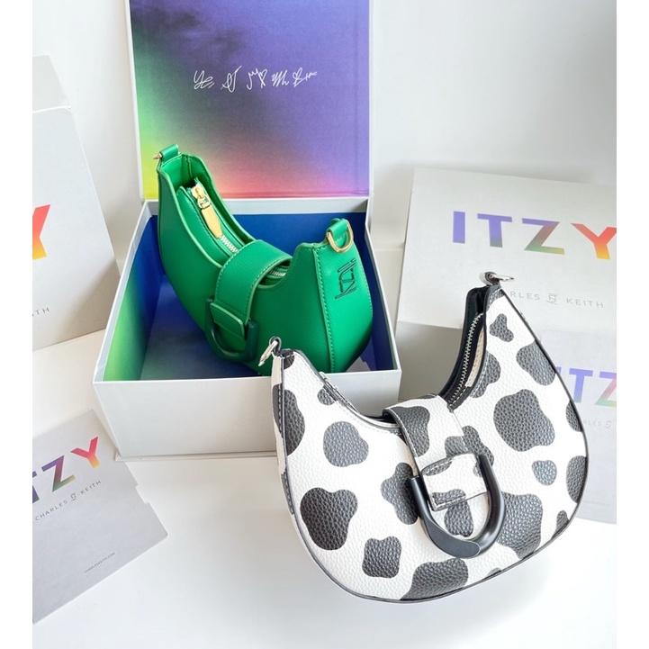 Tas Selempang Wanita CK ITZY - Gabine Belted Giftset Box - 1167#