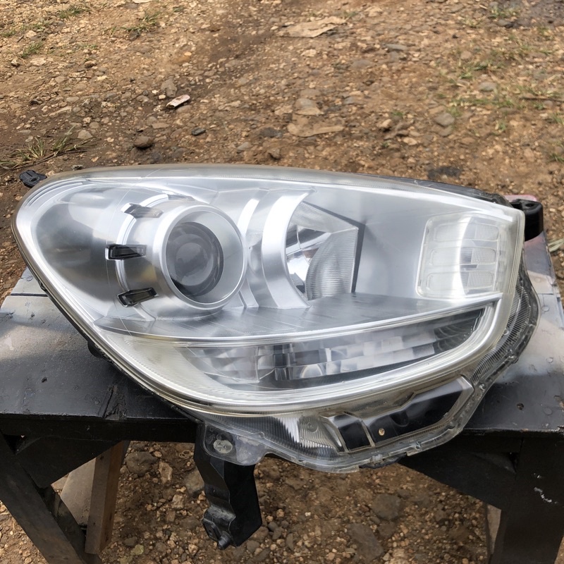 Headlamp kanan  sirion 2012