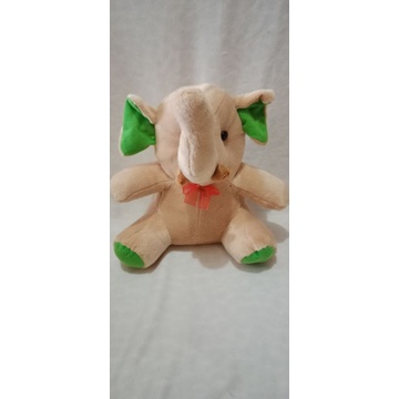 Boneka gajah duduk