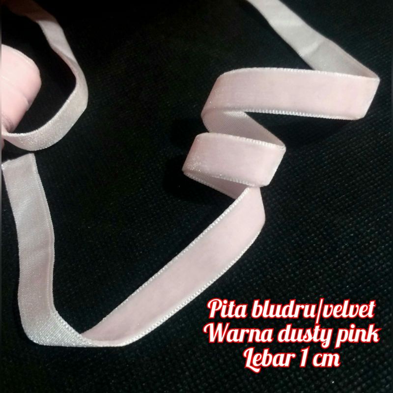 

per rol 15 meter,pita bludru warna dusty pink lebar 1 cm
