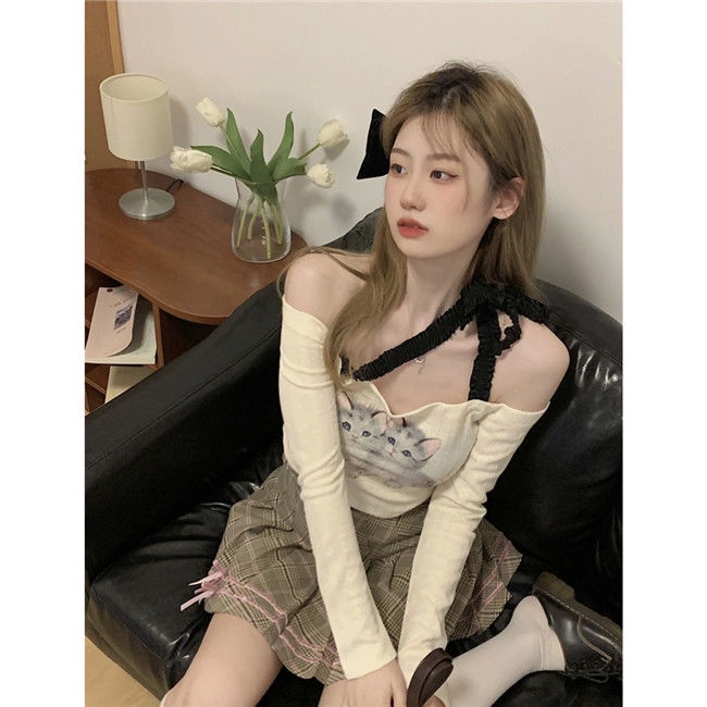 ♣♛Suhao niche design cute cat print one-shoulder top wanita musim panas dan Korean style chic sweet and spicy short long-sleeve bottoming shirt