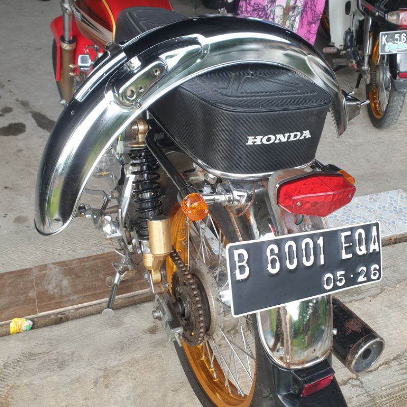 spakbor belakang honda cb 125 pres crome merk osk