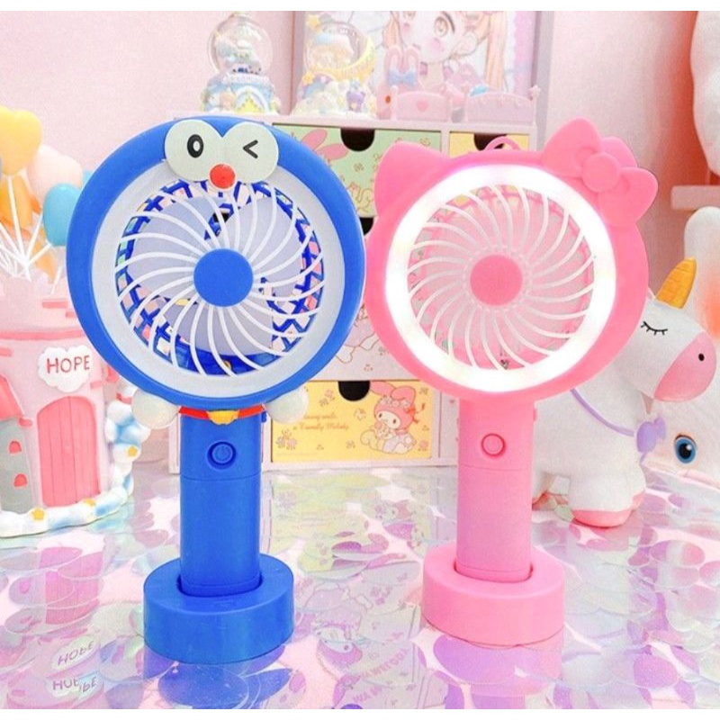 TERMURAH GROSIR Kipas Mini Tangan Genggam Tancap Karakter Minion Doraemon Hello Kitty Fan Led Light Lucu Unik Portable USB