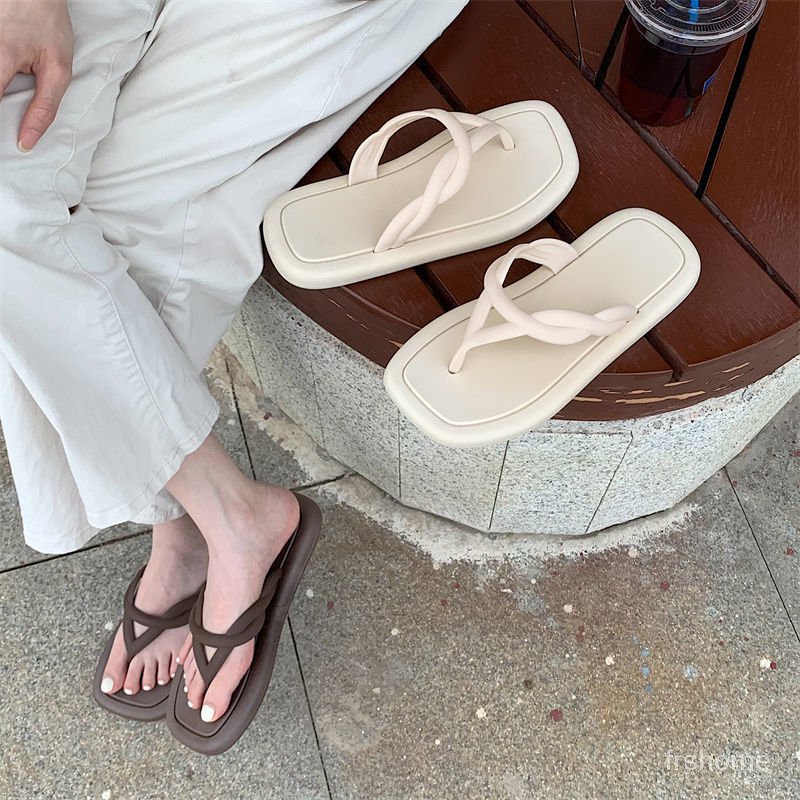 Busana kasual baru ins pasang sandal jepit anti-slip siswa musim panas wanita di luar memakai sandal