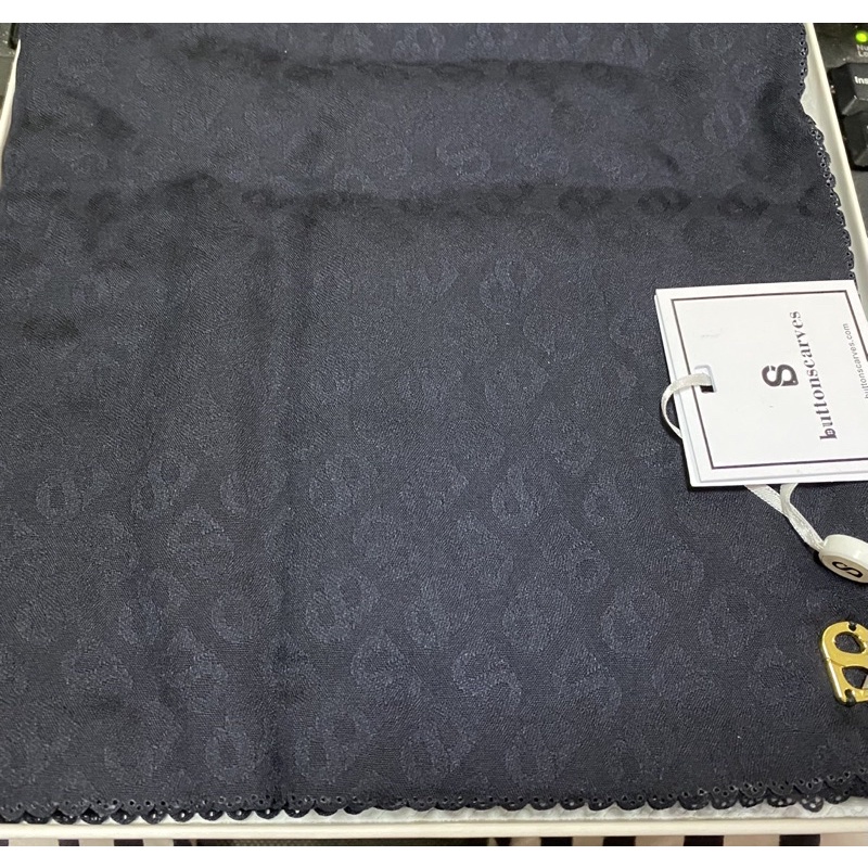 Buttonscarves Tapis Embossed - navy