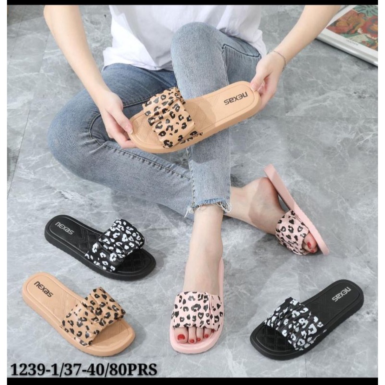 sandal nexas slop motif macan tutul