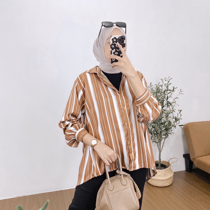 BEFAST - ZEC OOTD Kemeja LULA / Nadine Oversize / Kemeja Lengan Panjang / Pakaian Casual Wanita / Fashion Wanita Kerja / Kemeja Wanita Motif Garis-Garis / Outift Daily Wanita Kampus