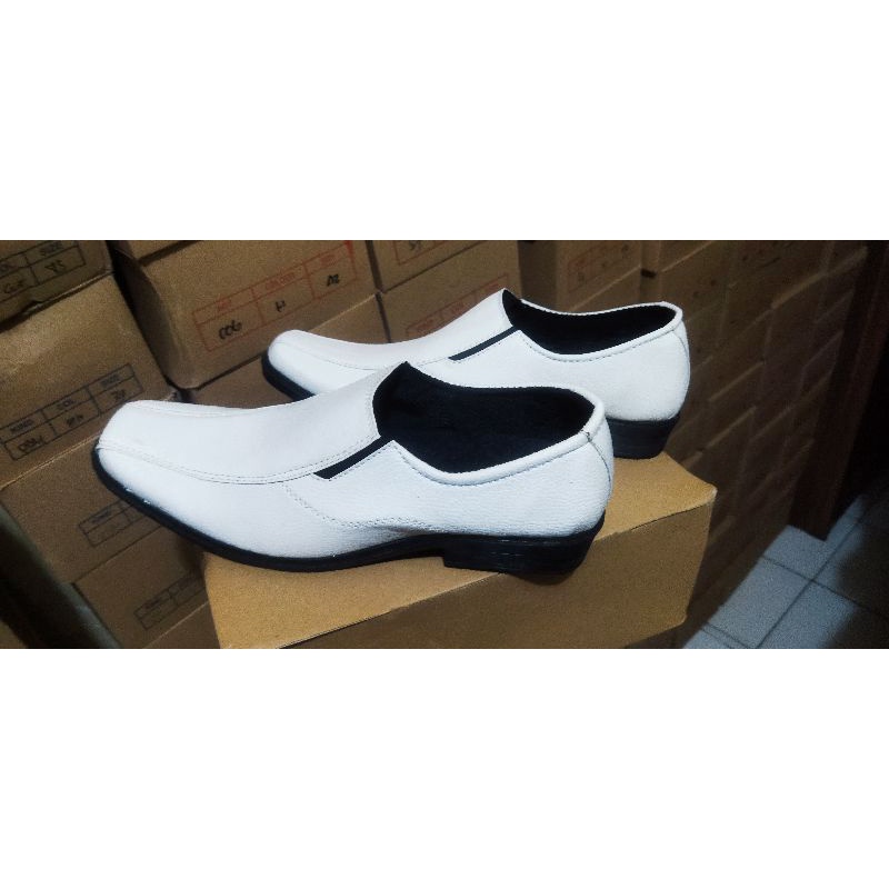 Sepatu pantofel putih semi kulit