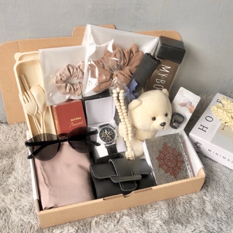 

Hampers Hijab Gift Box Cewek Muslimah Pashmina Ceruty Premium Murah | Kado Ulang Tahun Hampers Murah Ceruty Babydoll | Kado Wisuda Cewek Nikah | Jilbab Graduation Gift / Gift Box Perempuan/Hampers Lebaran Ramadhan/Hantaran/Wedding | scarfin.official