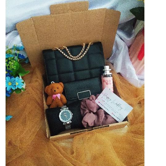 

hampers box cewek isi tas lengkap black series/kado pernikahan/kado ultah cewek ㊜