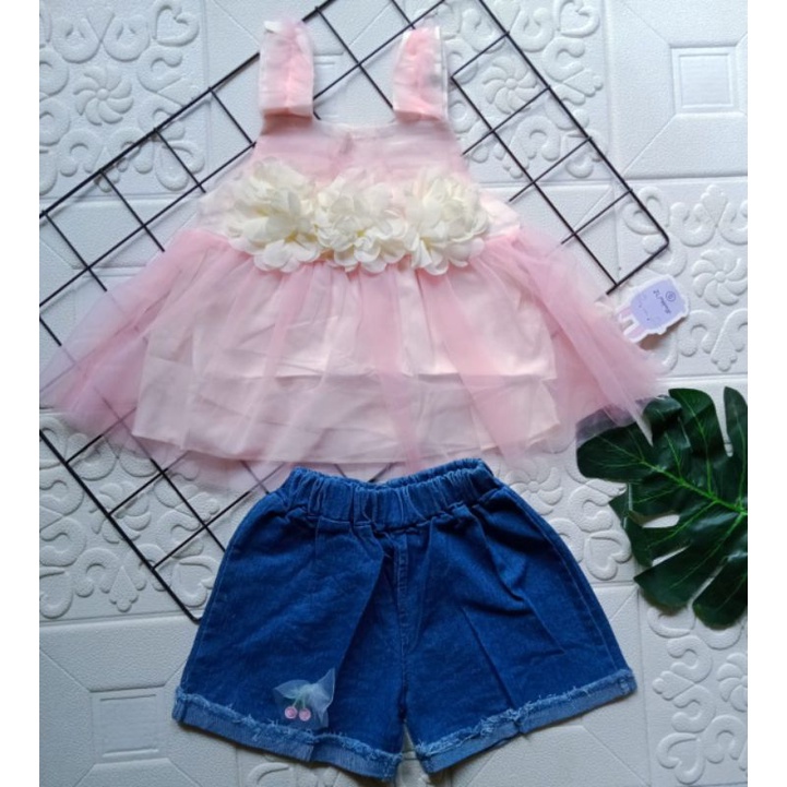 [0-4 TAHUN] BAJU SETELAN JEANS ANAK PEREMPUAN IMPORT 0-4 TAHUN HOTPANTS SETELAN BAYI DAN ANAK IMPORT BUNGA FLOWER / SETELAN CELANA JEANS PENDEK ANAK CEWEK IMPORT / SETELAN HOTPANTS JEANS KAOS ANAK IMPORT 6bln 1th 2th 3th 4th