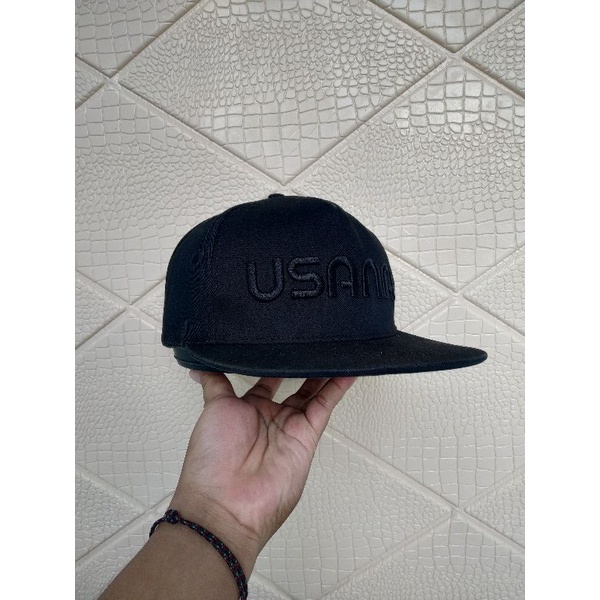 snapback usana hitam