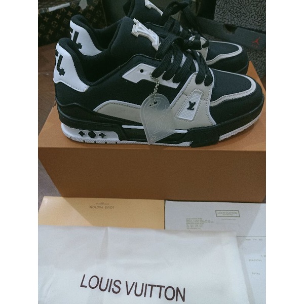 Sepatu olahraga kasual pria LV/Louis Vuitton bermotif putih