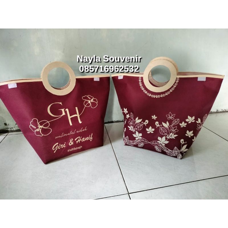 

tas berkat pegangan bulat plus sablon nama muat dus nasi 20x20 cm