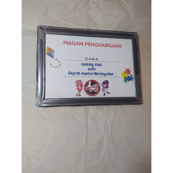 PIGURA UNTUK PIAGAM PENGHARGAAN MININALIS HITAM DAN PUTIH SERTIFIKAT  UKURAN PIAGAM 20 X 30
