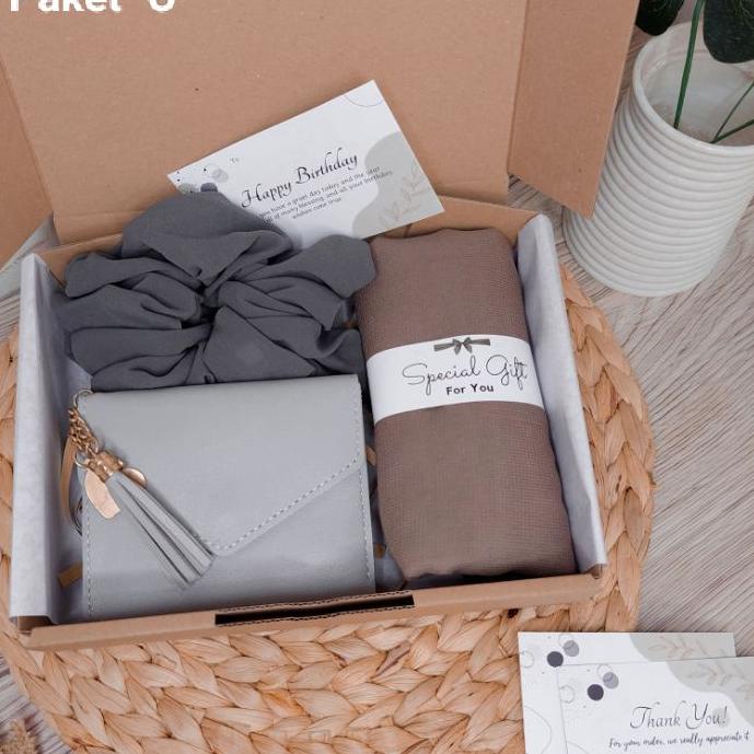 

Langsung Kirim ✰ hampers cewek islami kerudung segiempat/ulang tahun/anniversary/graduation/nikahan,,,