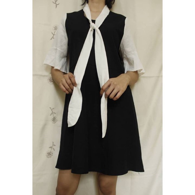 dress hitam putih pita leher