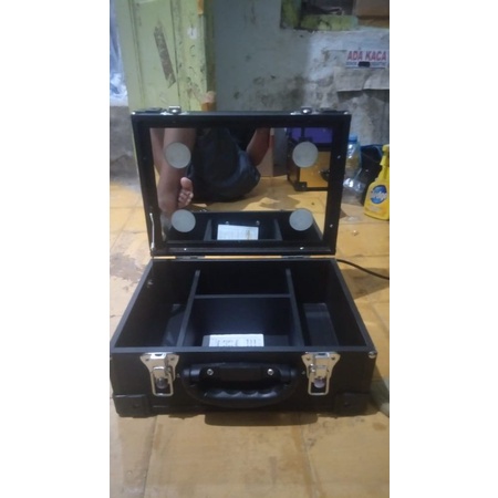 BOK MAKEUP/KOTAKMAKEUP/BEAUTYCASE 4 LAMPU FM TANPA TROLI