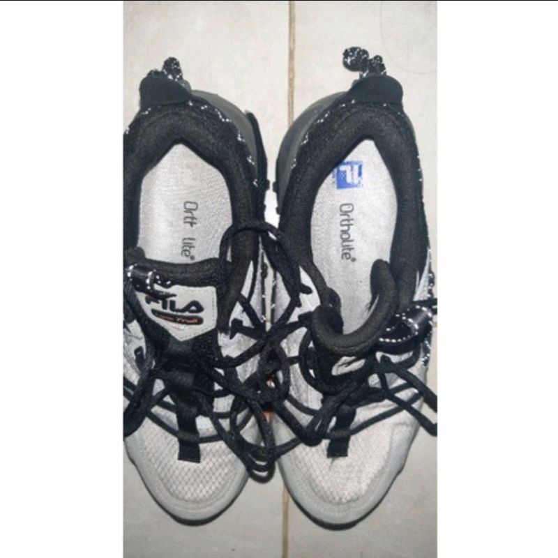 Kemeja Patagonia dan sepatu Fila Second