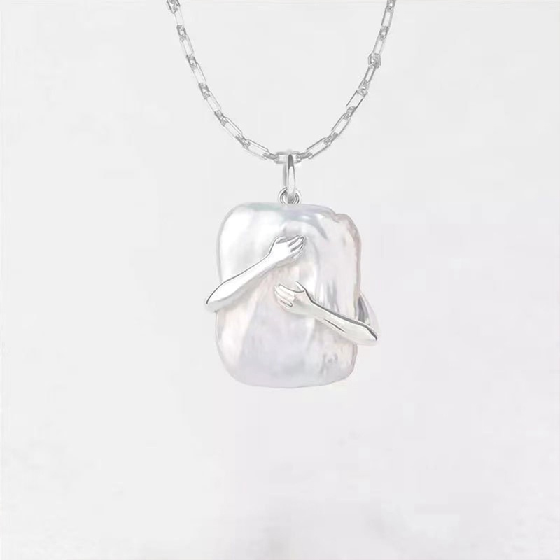 Kalung Give Me A Hug Wanita Pria Kekasih Persegi Mutiara Imitasi Peluk Tangan Pasangan Necklace Valentine Day