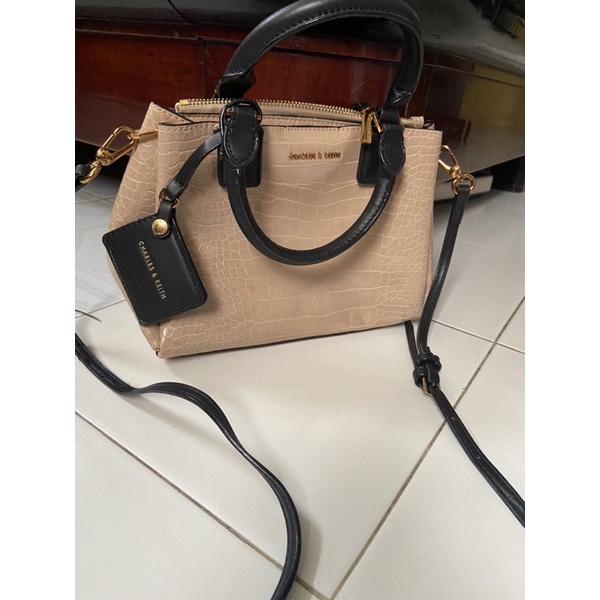 tas slempang charles and keith