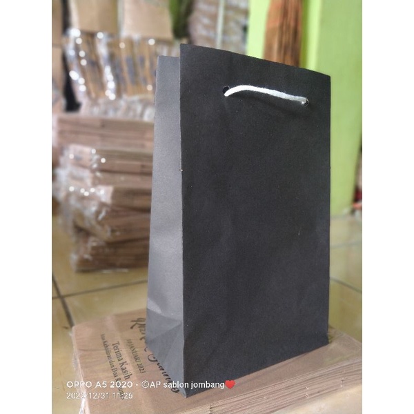 

PAPER BAG WAFER HITAM POLOS|paperbag wafer ukuran 15×8×25|Paperbag
