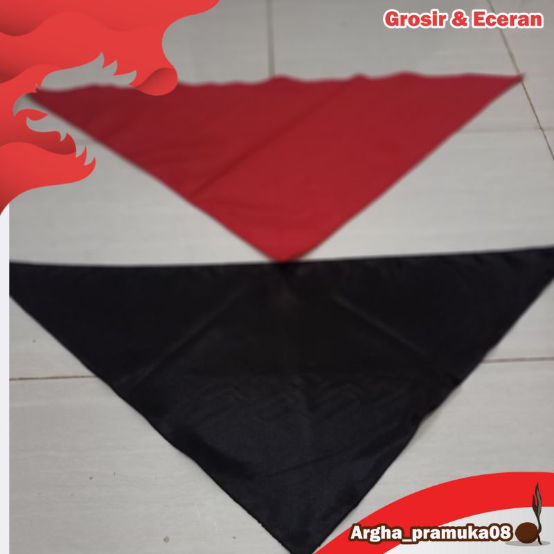 Syal Segitiga Slayer Polos Merah Hitam